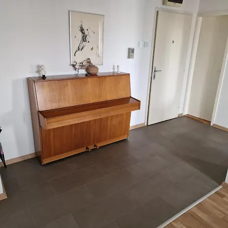 Fabulous Family Apartment, Beverly Hills Mall Area *