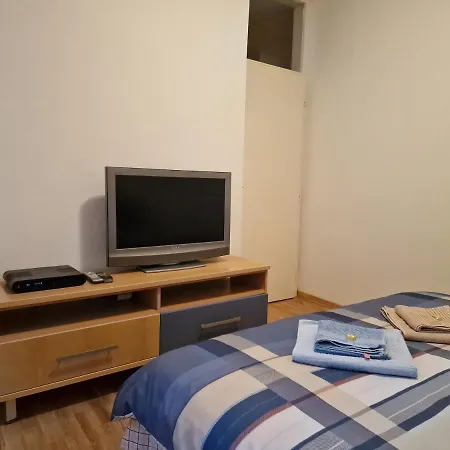 Fabulous Family Apartment, Beverly Hills Mall Area *