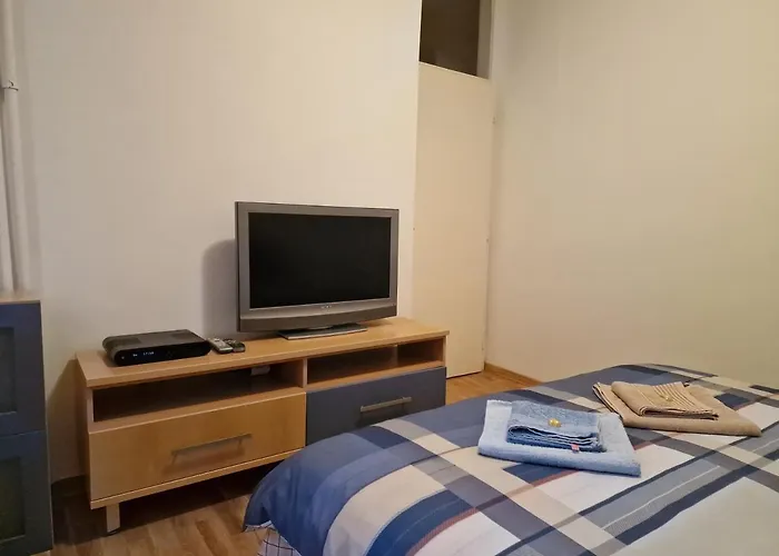 Fabulous Family Apartment, Beverly Hills Mall Area *